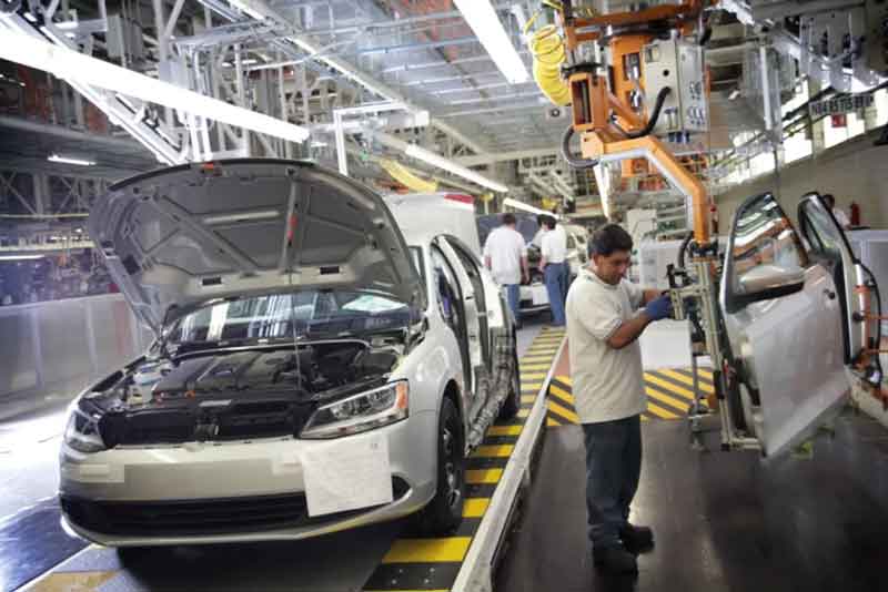 Se aproxima emplazamiento a huelga en VW; alza del 14% al salario es la petición