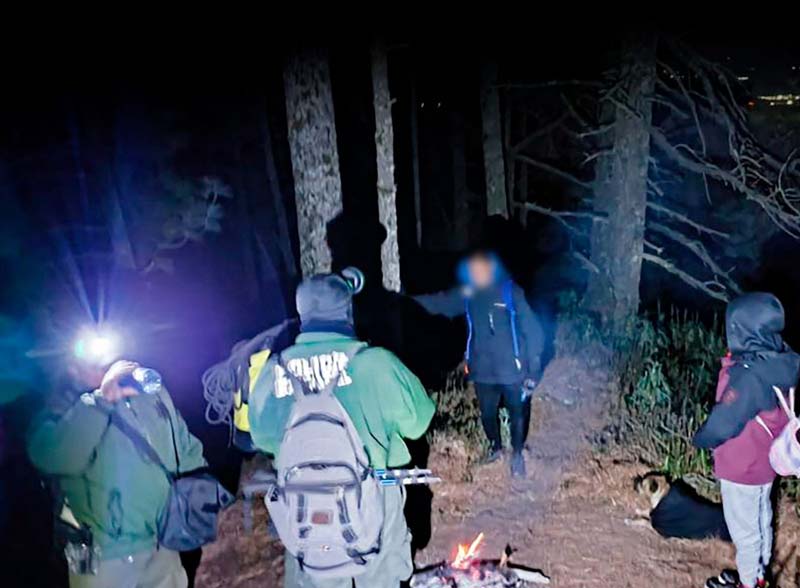 Rescatan con vida a pareja extraviada en la zona de La Malinche 