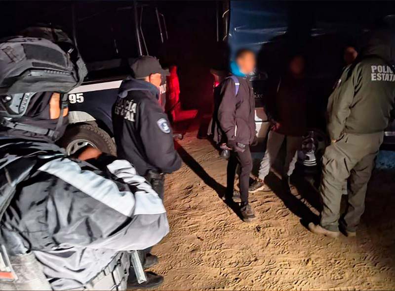 Rescatan con vida a pareja extraviada en la zona de La Malinche 