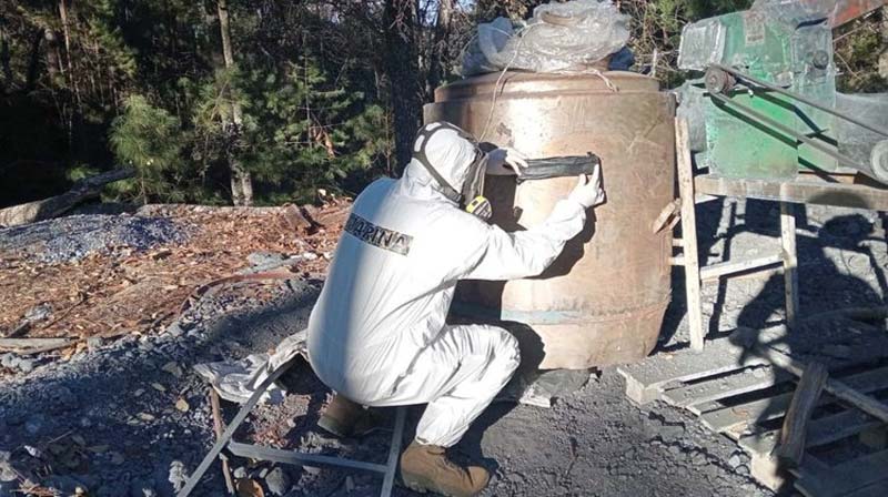 SEMAR asegura 200 kilos de cristal y químicos peligrosos en narcolaboratorios en Durango