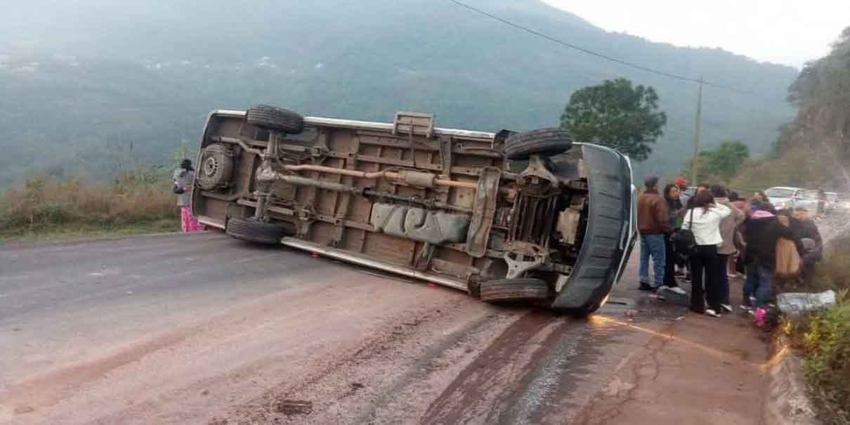 Siete lesionados tras volcadura en la carretera Interserrana