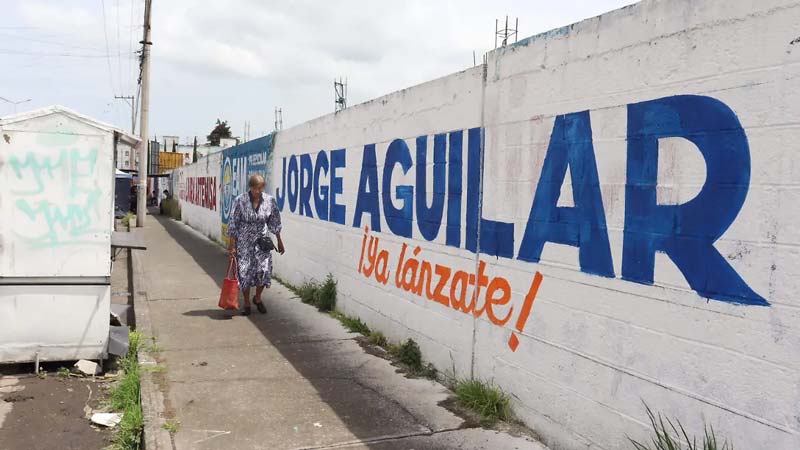 Políticos burlan reglas electorales y tapizan la ciudad con sus nombres