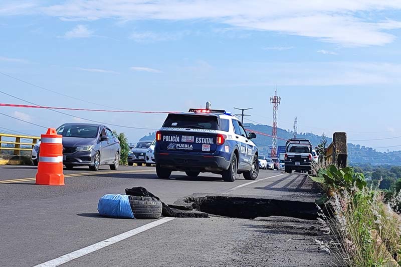 Socavón en puente del bulevar Aeropuerto provoca cierre total en Huejotzingo