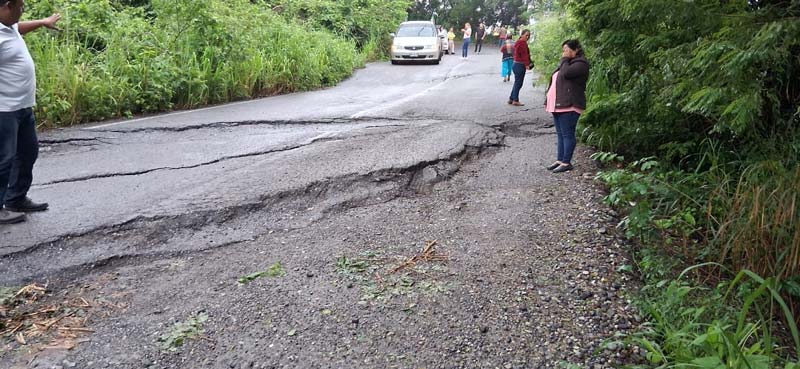 Socavones y daños en la vía Mecapalapa-Huitzilac ponen en alerta a conductores