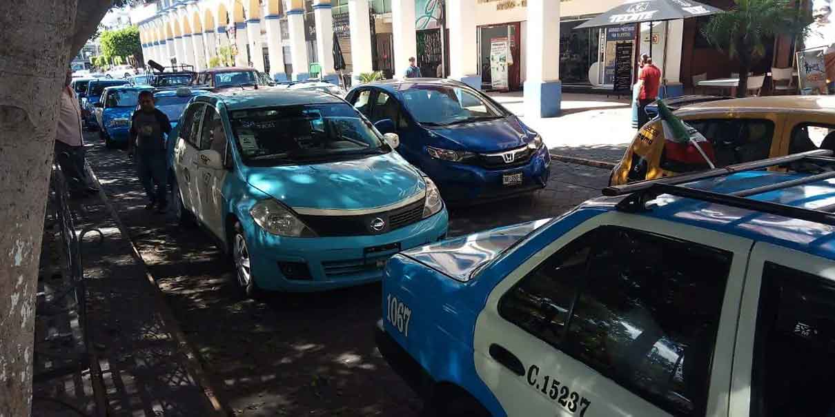 Bloqueo en Tehuacán: transportistas protestan contra competencia de aplicaciones móviles