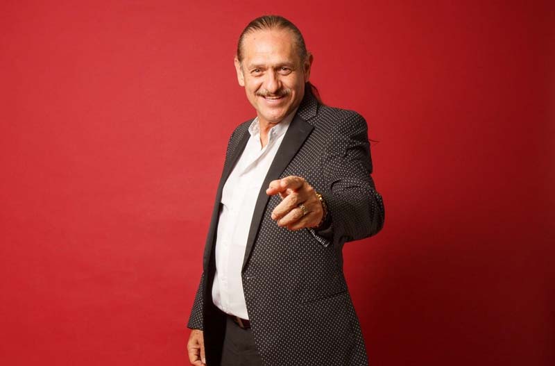 Teo González vuelve a Puebla con su show “El comediante de la cola de caballo”