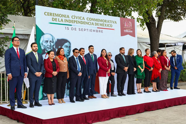 La presidenta municipal de San Pedro Cholula, Tonantzin Fernández, encabezó la ceremonia cívica