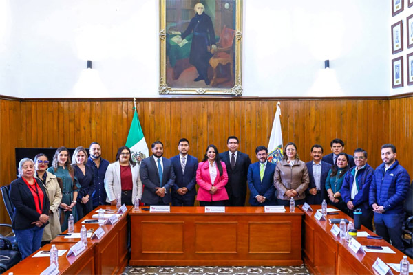 Durante sesión de Cabildo, la presidenta municipal, Tonantzin Fernández, reconoció la trayectoria del Capitán Juan Villegas