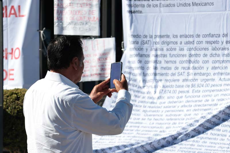 Trabajadores bloquearon el SAT Angelópolis por negarles incremento salarial