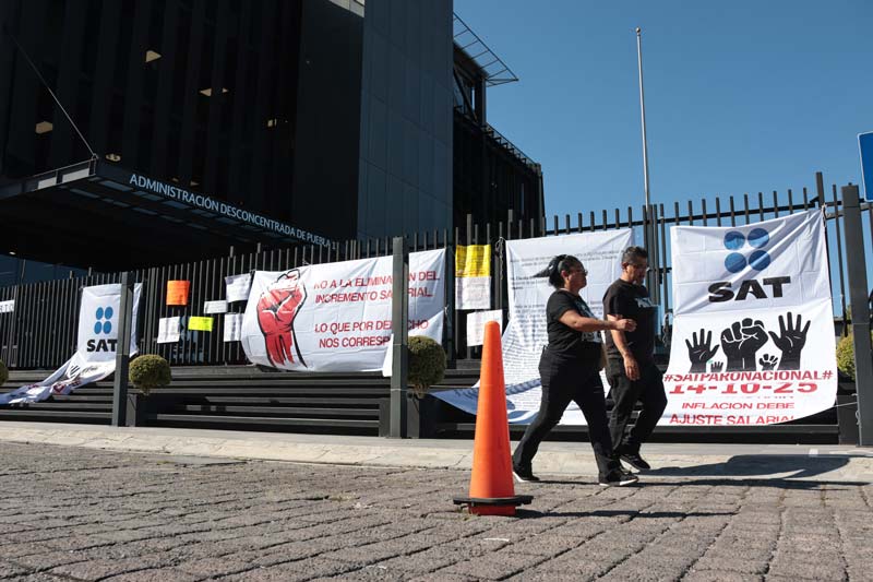 Trabajadores bloquearon el SAT Angelópolis por negarles incremento salarial