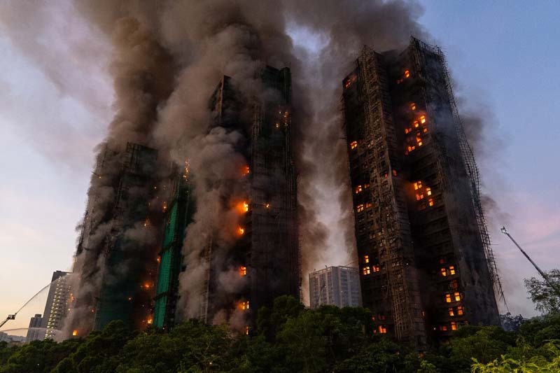 Cinco torres en llamas y 13 muertos: así fue el incendio que estremeció Hong Kong