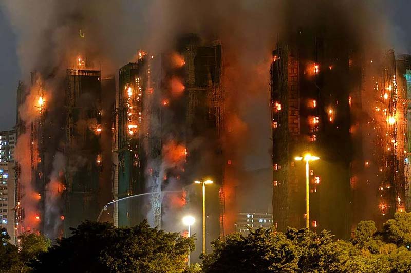 Cinco torres en llamas y 13 muertos: así fue el incendio que estremeció Hong Kong