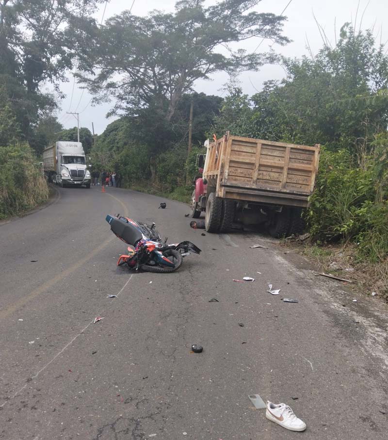 Tragedia en Venustiano Carranza: moto choca contra camión y deja un fallecido y una menor herida