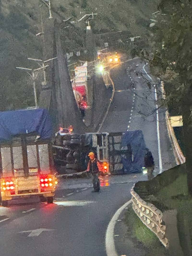 Tráiler vuelca en la autopista México-Tuxpan y provoca cierre total en Las Jorobas