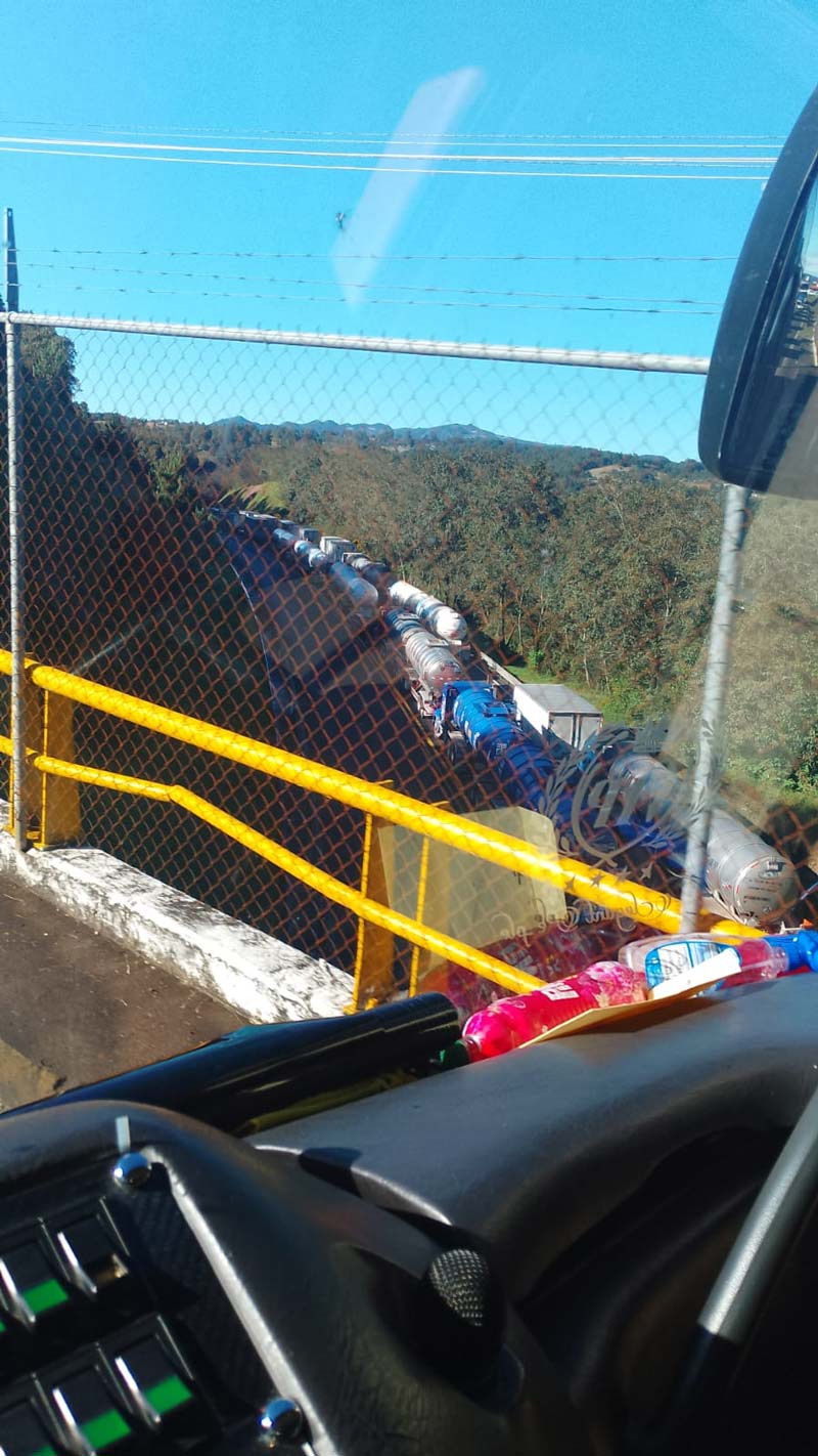 Tráiler vuelca en la autopista México-Tuxpan y provoca cierre total en Las Jorobas