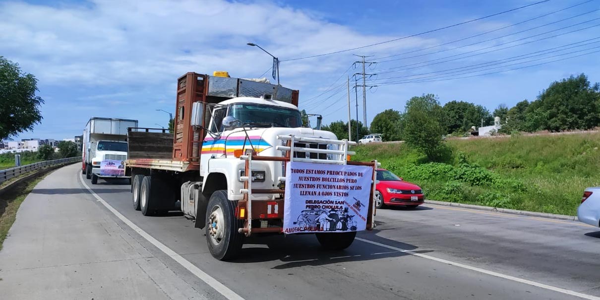 Transportistas paralizan movilidad en carreteras poblanas; exigen seguridad a las autoridades