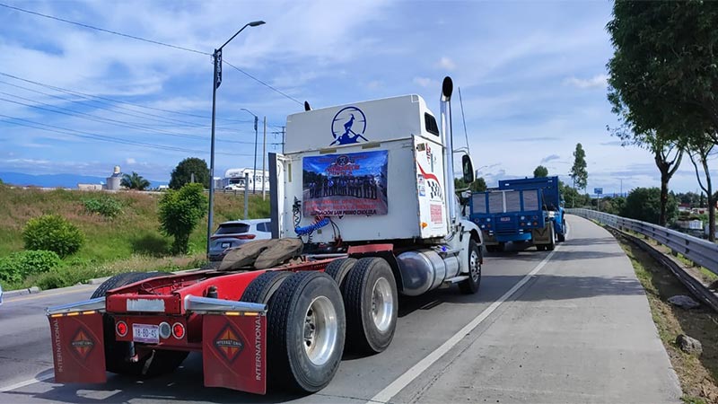 Transportistas paralizan movilidad en carreteras poblanas; exigen seguridad a las autoridades