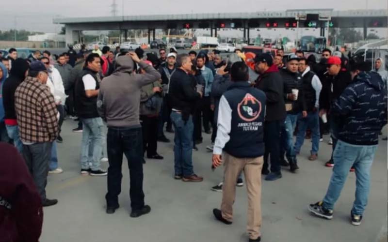 Transportistas paralizan autopistas del Edomex; denuncian cobros y secuestros