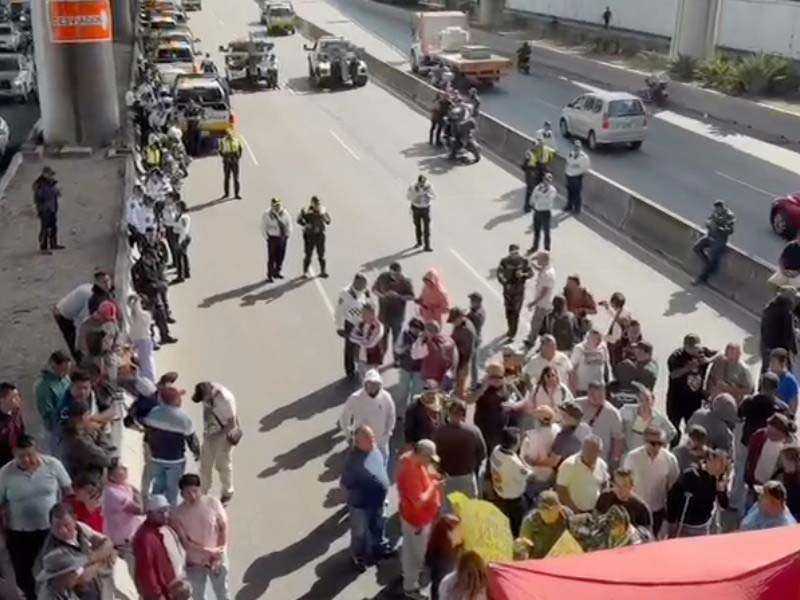 Transportistas paralizan autopistas del Edomex; denuncian cobros y secuestros