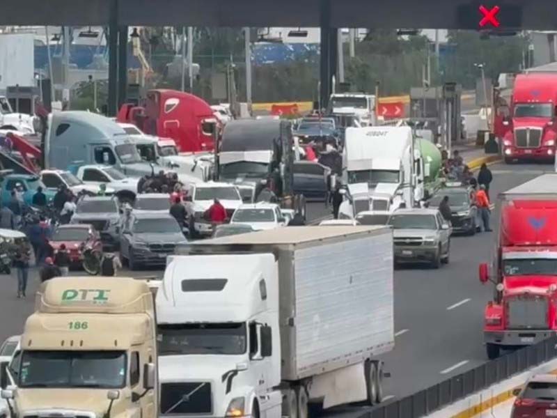 Transportistas paralizan autopistas del Edomex; denuncian cobros y secuestros