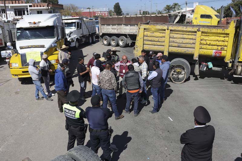 Por conflicto cetemista transportistas cerraron la carretera federal Puebla-México