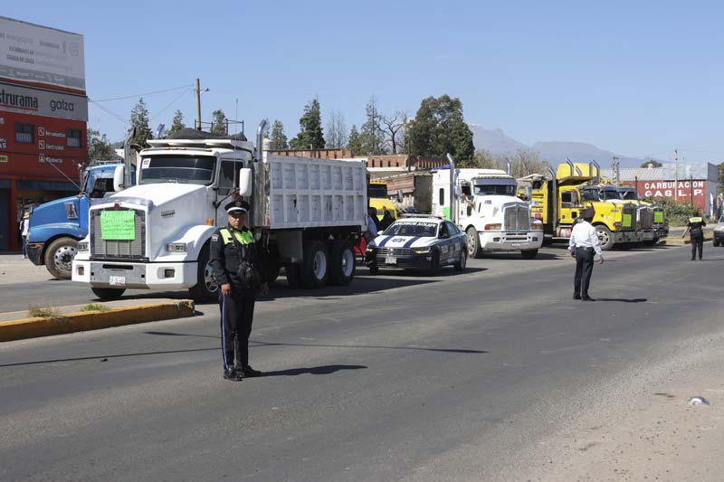 Por conflicto cetemista transportistas cerraron la carretera federal Puebla-México