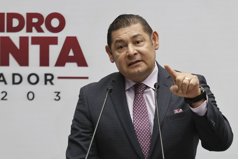 El gobernador de Puebla, Alejandro Armenta Mier, señaló el 3 de enero de 2026 al alcalde de Xicotepec, Carlos Barragán Amador, por presuntos sobrecostos en obras de pavimentación.