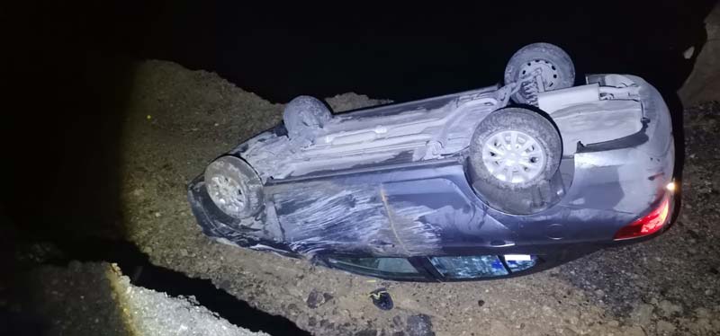 Borrachos chocan auto en la Sierra Norte y lo abandonan