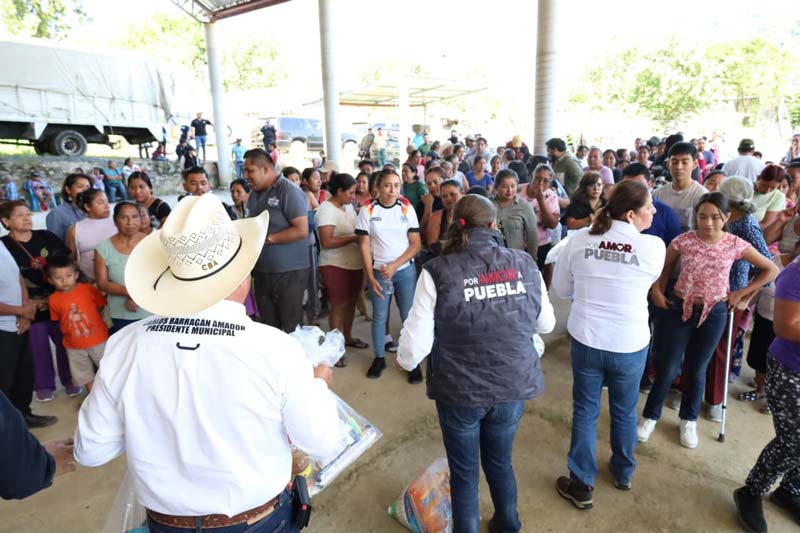 Entregan colchones y nueva cancha deportiva a familias afectadas en Villa Ávila Camacho