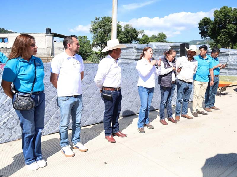Entregan colchones y nueva cancha deportiva a familias afectadas en Villa Ávila Camacho