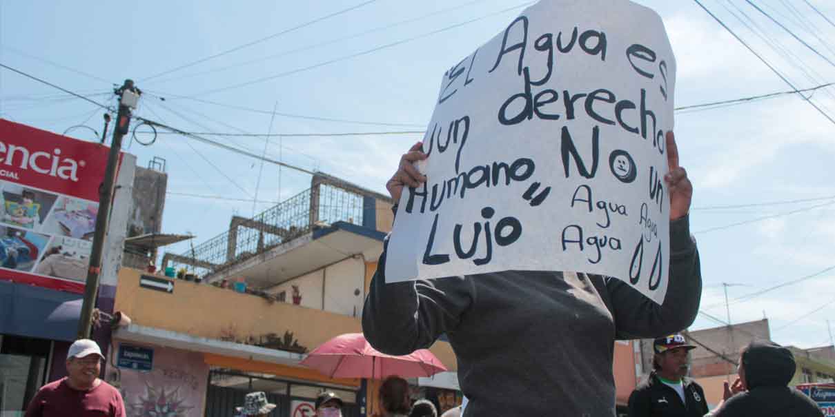 Vecinos del SUR de la capital bloquean la 11 Sur por falta de agua potable