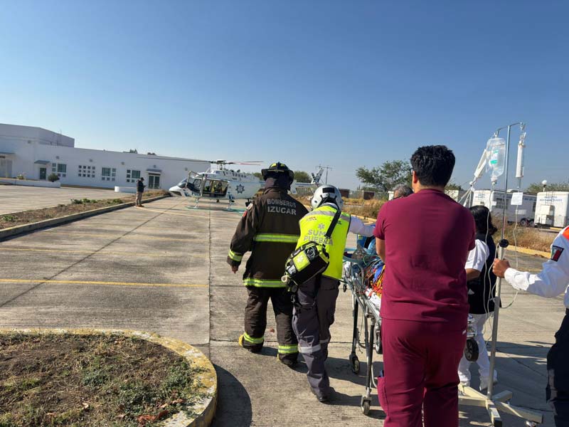 SUMA traslada a joven motociclista de Izúcar a Puebla para atención especializada