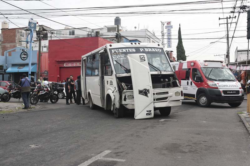 Tres menores lesionados tras choque de la ruta 4; conductor de tractocamión huye tras volcadura
