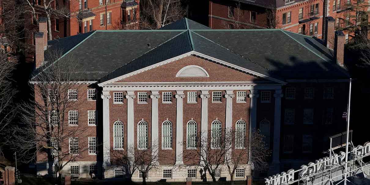 Trump congela 2,200 millones de dólares a Harvard por no acatar sus demandas