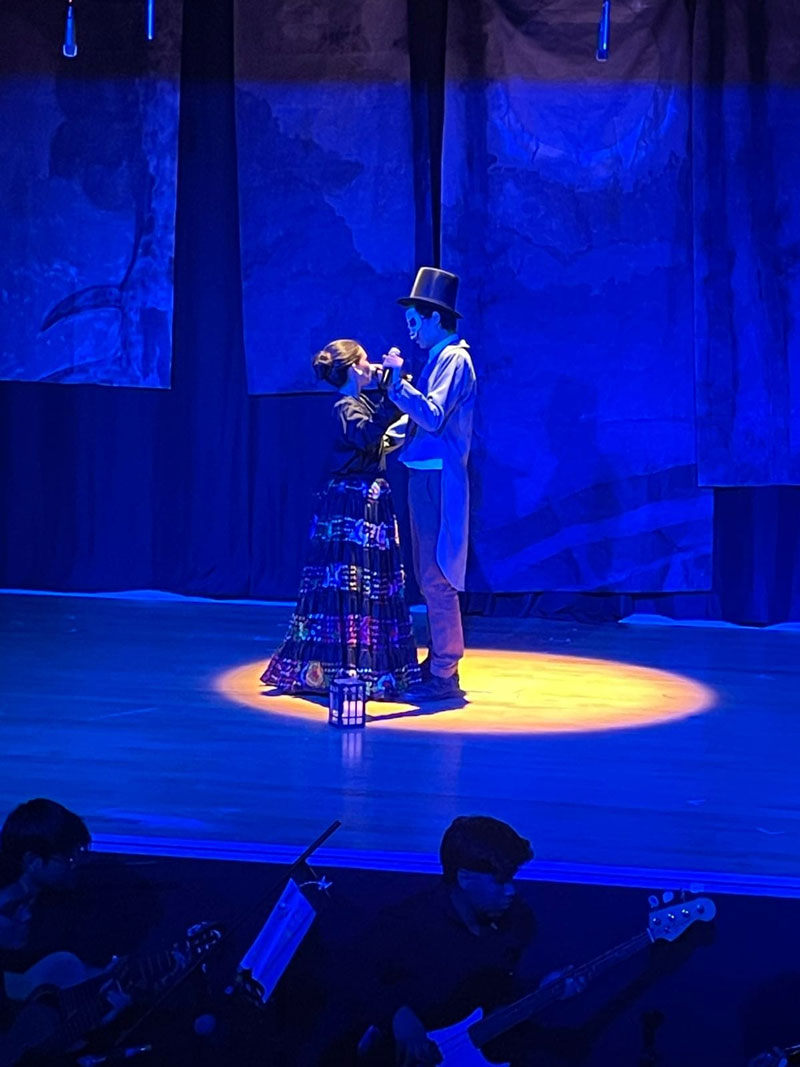 Alumnos de la UPAEP protagonizan La Llorona, el Musical, como parte de su compañía de teatro.