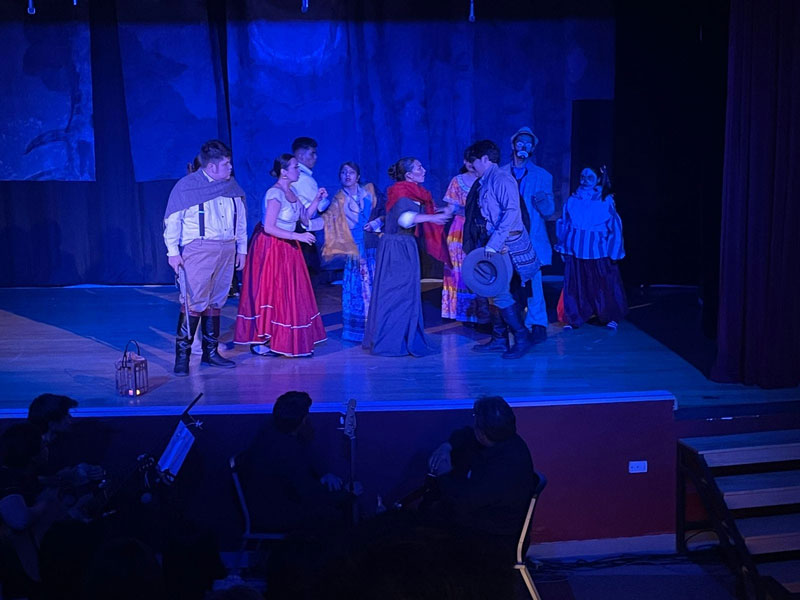 La obra aborda temas como el amor, la familia y la esperanza, más allá de la leyenda de La Llorona.