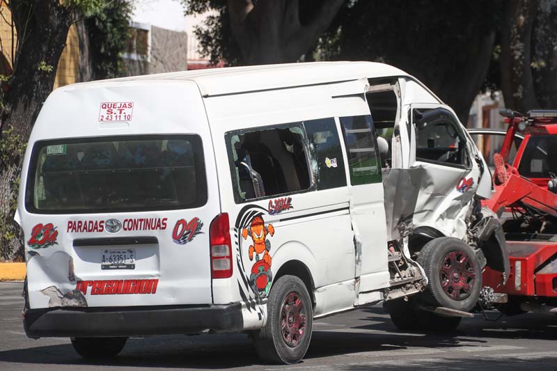 Vehículo oficial choca con transporte público en el centro de Puebla