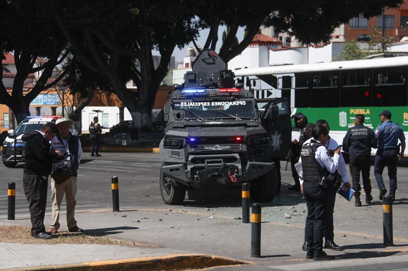 Vehículo oficial choca con transporte público en el centro de Puebla