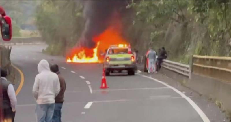 Vehículo en llamas paraliza tránsito en autopista México-Tuxpan; no hay heridos