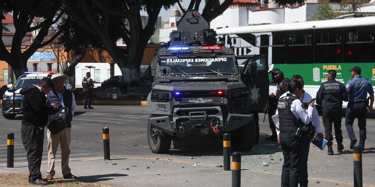 Vehículo oficial choca con transporte público en el centro de Puebla