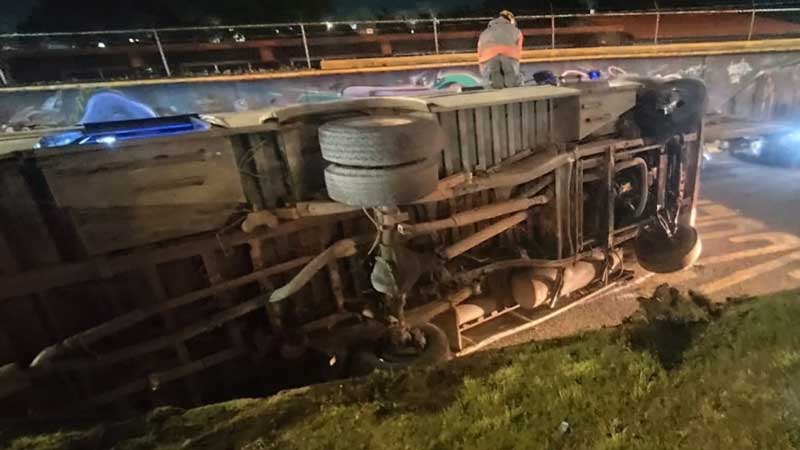 Microbús de la Ruta 52 vuelca en Amalucan; 30 lesionados