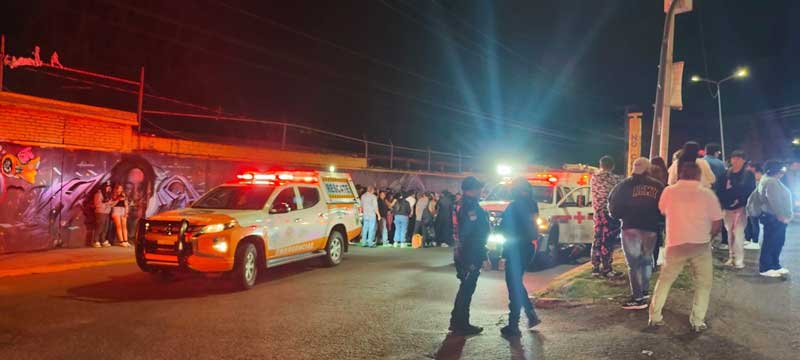 Microbús de la Ruta 52 vuelca en Amalucan; 30 lesionados