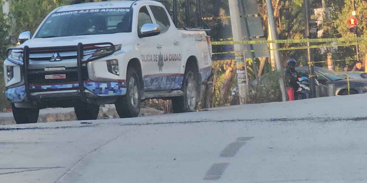 Balacera en Periférico deja una patrulla volcada
