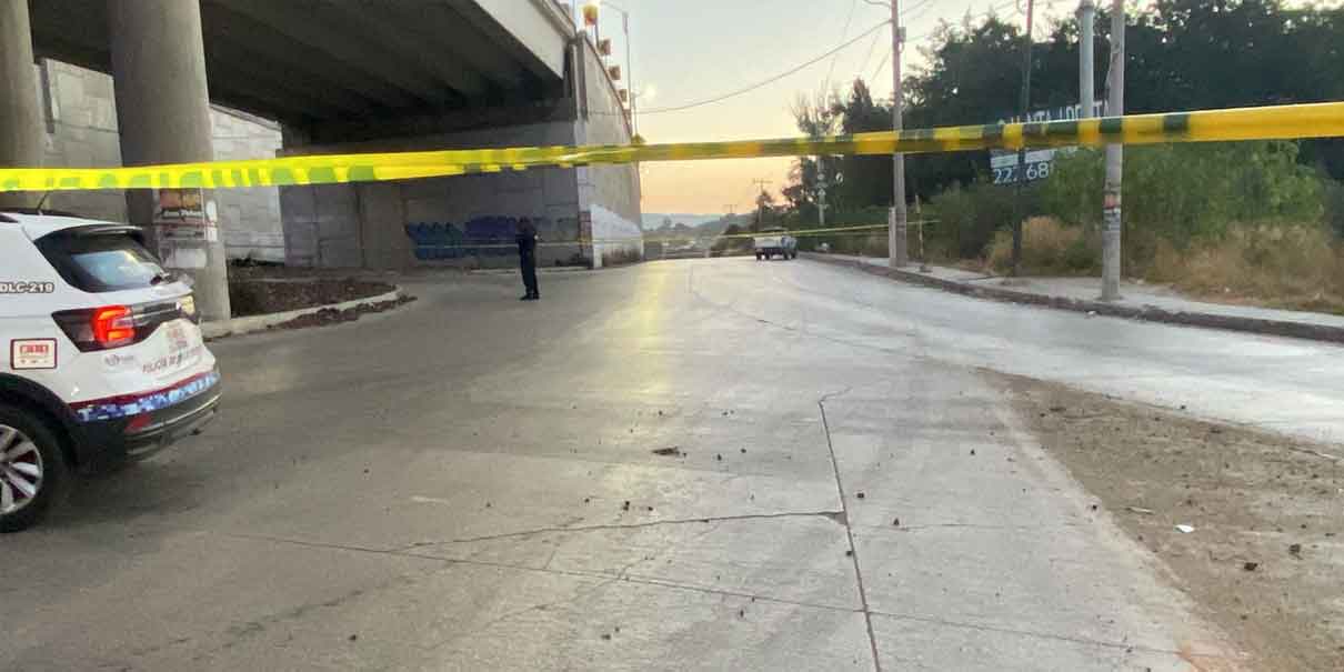 Balacera en Periférico deja una patrulla volcada