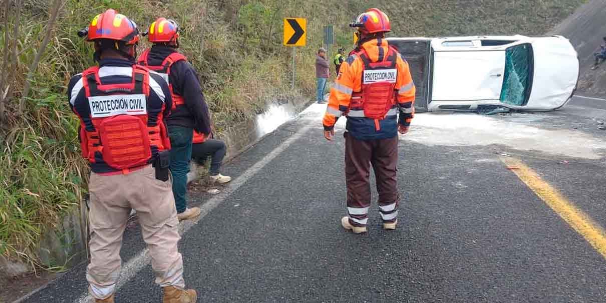 Dos lesionados dejó volcadura de camioneta en la Sierra Norte