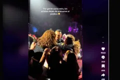VIDEO. Fan se cuelga del cuello de Gloria Trevi 