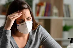 Mujeres tienen mayor riesgo de sufrir Covid persistente, según estudio