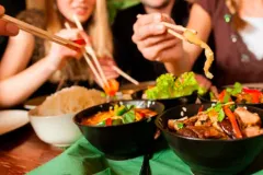 ¿Cuál es la hora ideal para cenar y mejorar tu salud?, según expertos