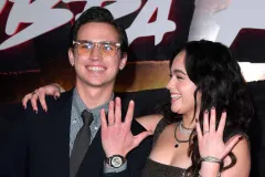 Enemigos en Kobra Kai enamorados en la vida real; Mary Mouser y Tanner Buchanan se casan