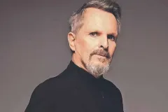 El consentido Miguel Bosé baja el telón del Palenque de la Feria de Puebla